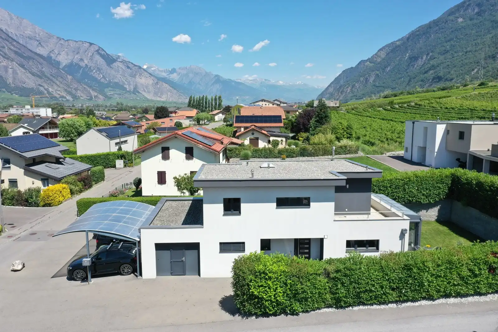 Une villa contemporaine ouverte sur la vallée du Rhône, montagnes à l’horizon